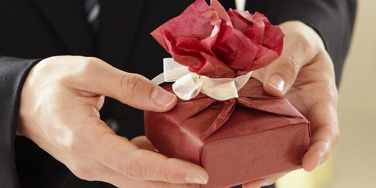 TEN GIFTS YOUR GIRLFRIEND WOULD LOVE