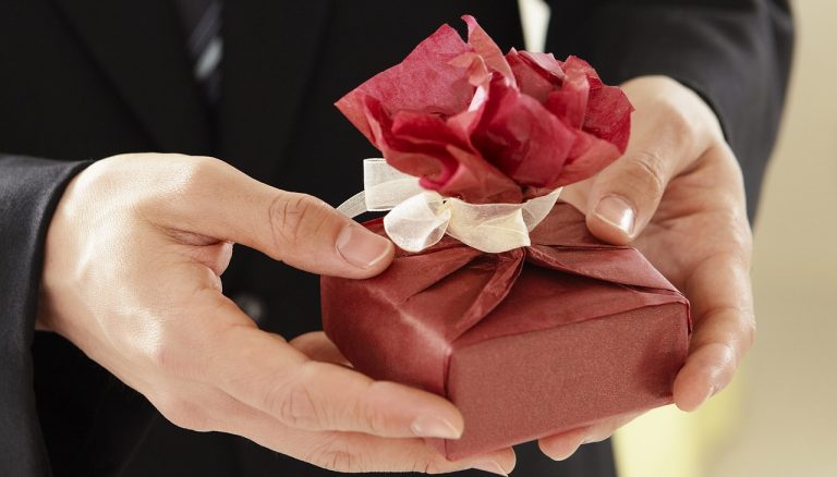 TEN GIFTS YOUR GIRLFRIEND WOULD LOVE