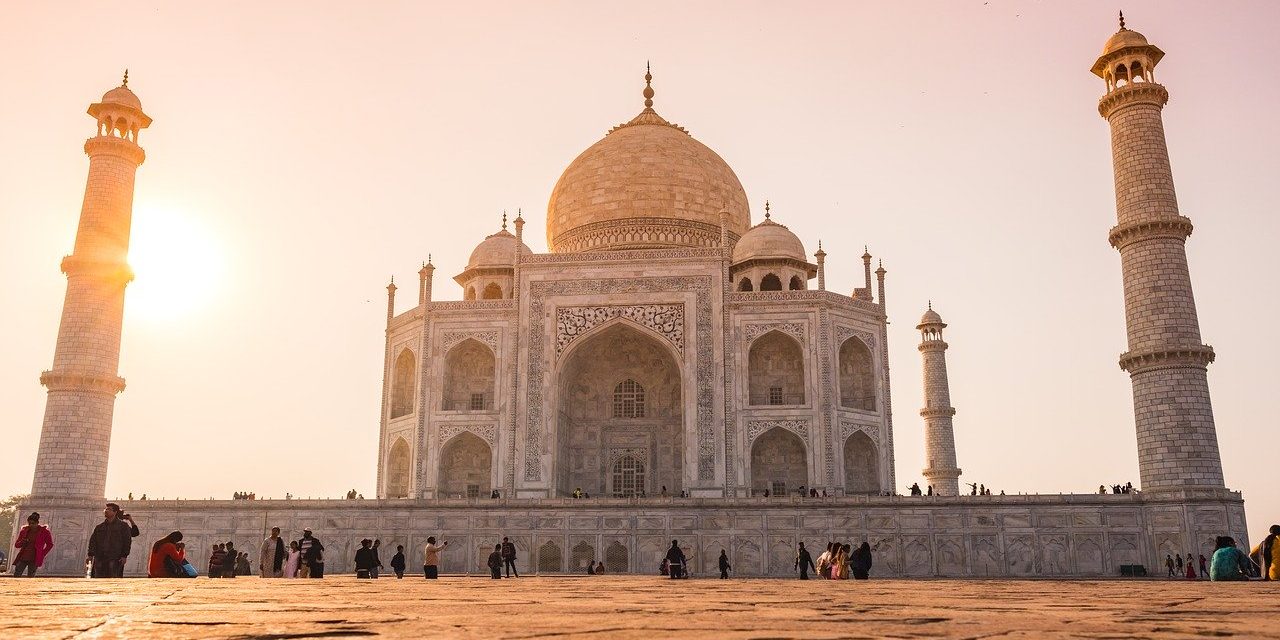 Discovering the Beauty of Taj Mahal With Family and Others – Life and ...