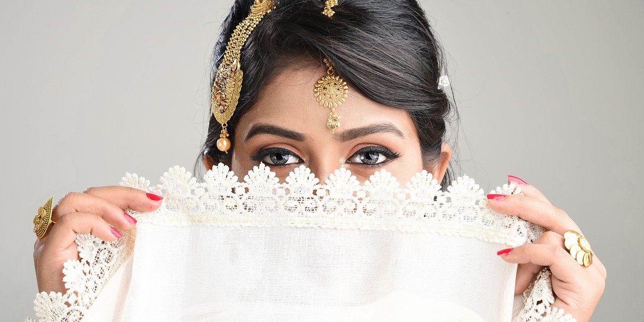 Online Saree Shopping USA: Tips for Buying a Saree