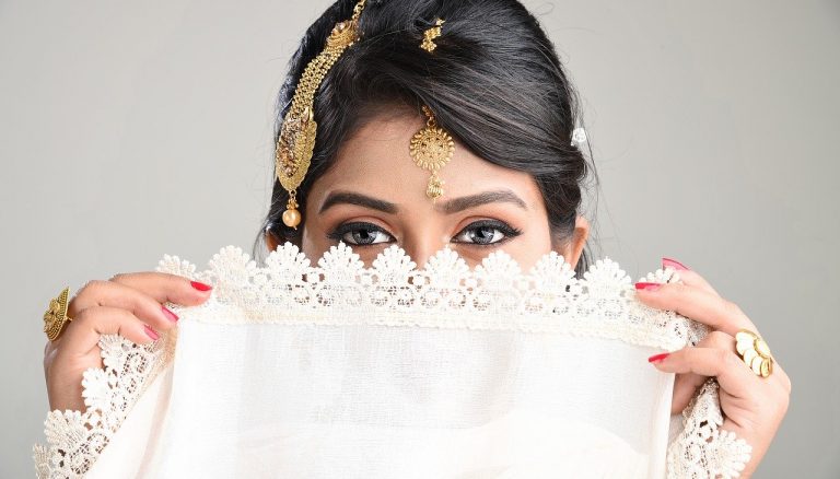 Online Saree Shopping USA: Tips for Buying a Saree