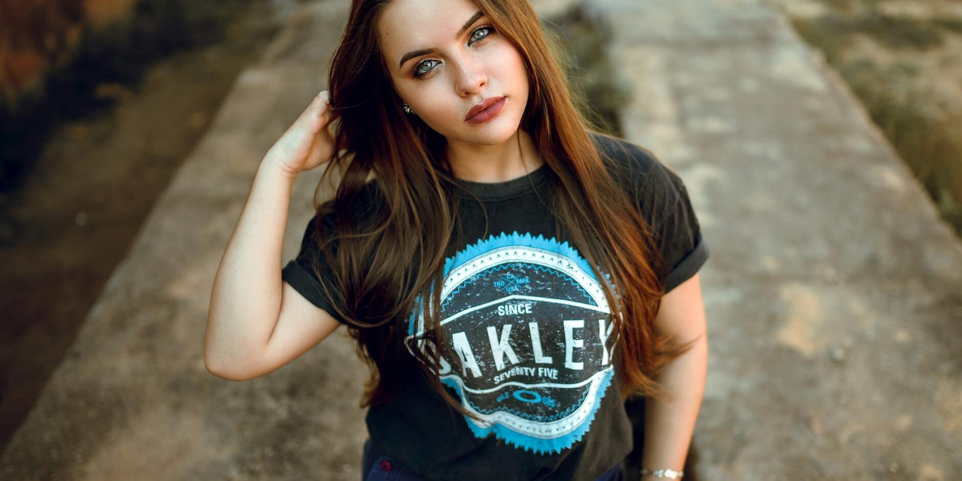 photo of woman wearing t shirt
